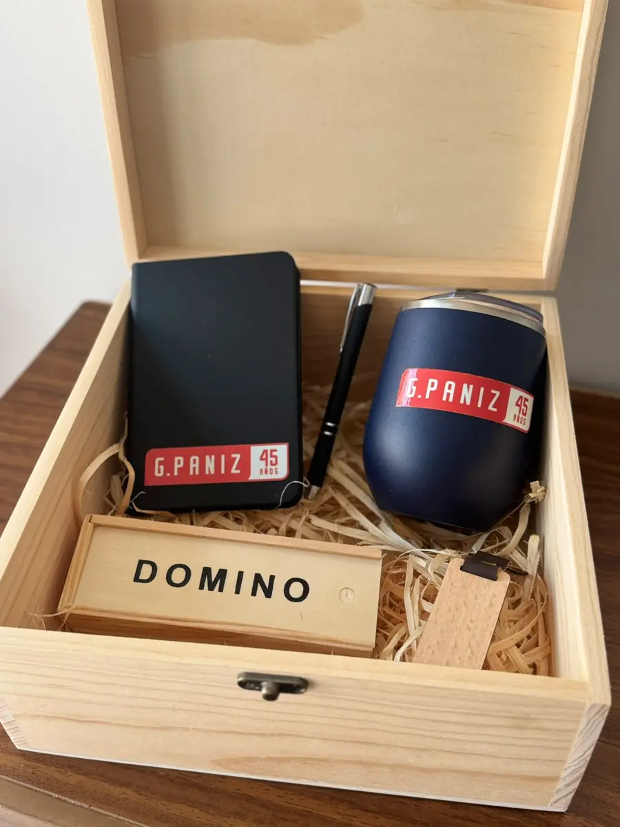 Caja corporativa con termo, dominó y libreta