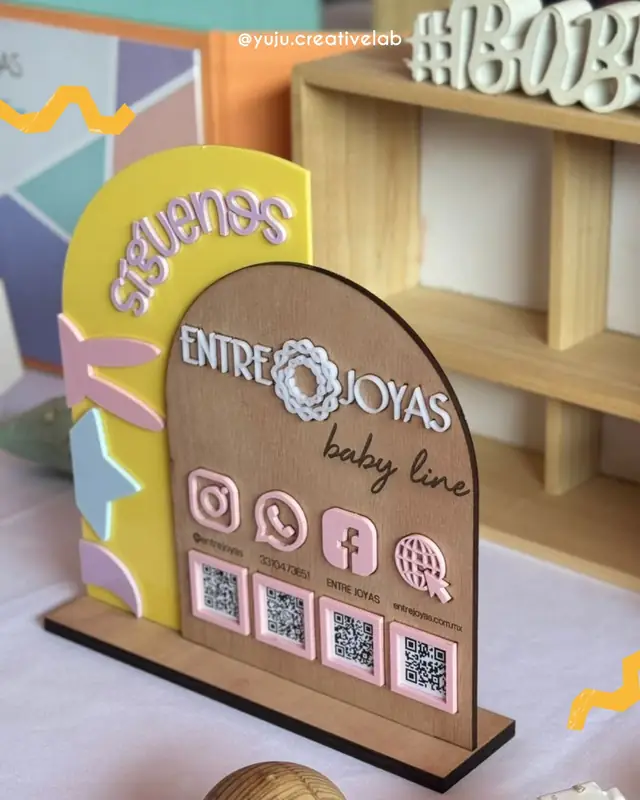 Letrero QR de acrílico y madera para mostrador, ejemplo Entre Joyas