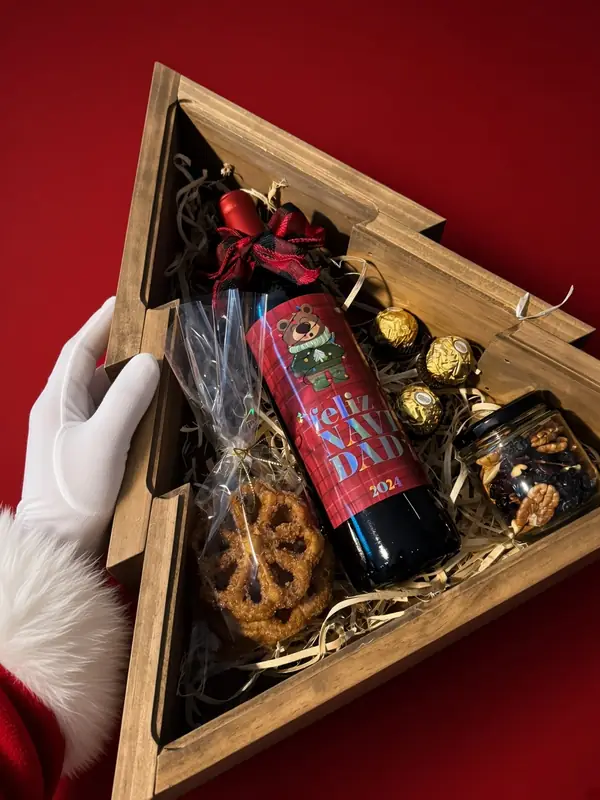 Caja en forma de pino con tinto, frutos secos, buñuelos y chocolates