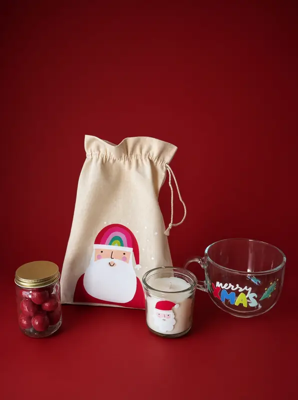 Saco de manta con taza jumbo, mini vela y un frasco chico